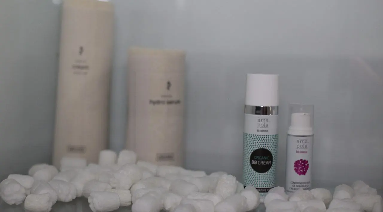 Productes cosmètics naturals sobre cotons