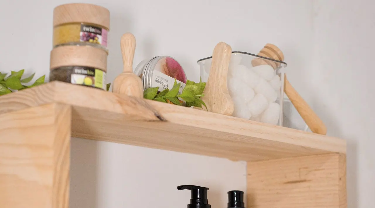 Prestatge de fusta amb productes naturals i estris