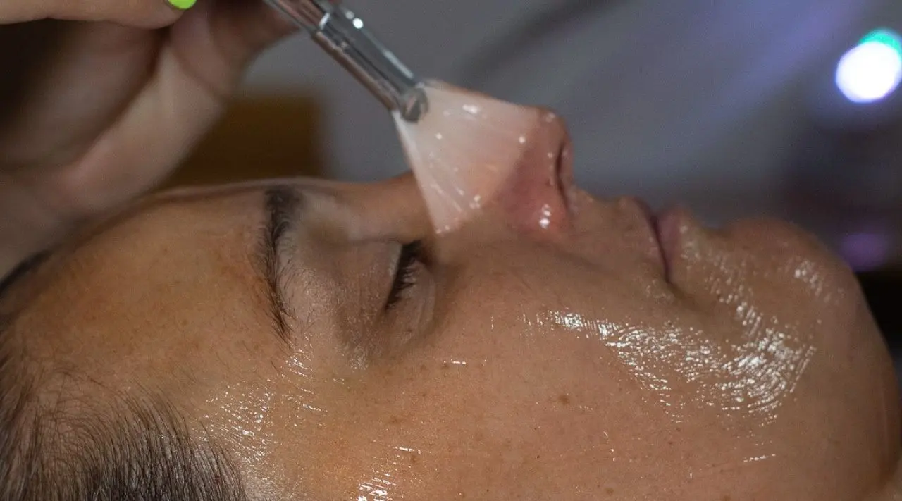 Aplicación de mascarilla facial con pincel
