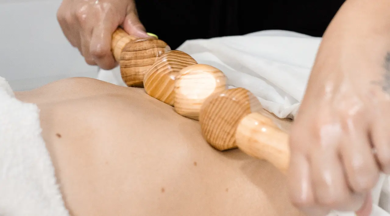 Rodillo de maderoterapia sobre el abdomen
