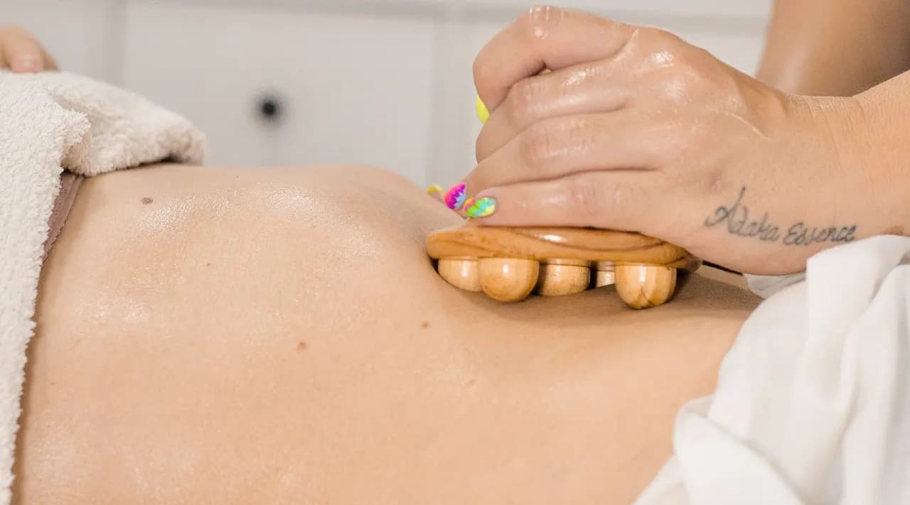 Utensilio de maderoterapia en el abdomen