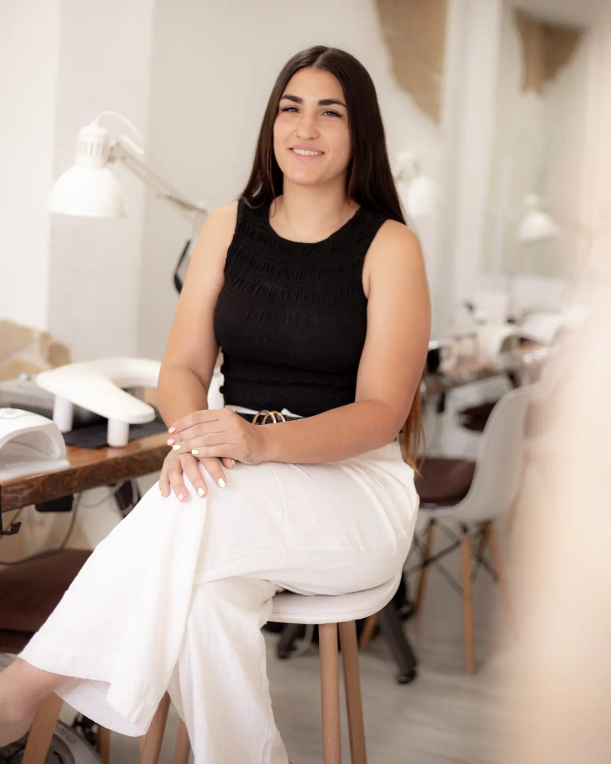 Marta Pujol sonriendo, sentada en el centro Adara Essence